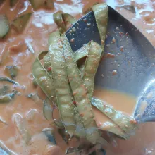 Tambahkan petai cina, masak sampai pepaya matang dan gulai keluar minyak.