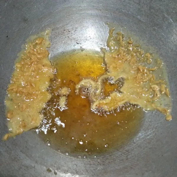 Panaskan minyak goreng, tuang adonan peyek di pinggir wajan secukupnya, goreng sampai matang dan kering.