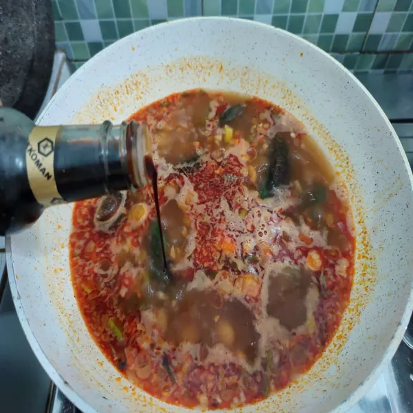 Tambahkan dashi bubuk, garam, minyak wijen, shoyu, kecap ikan dan saos soup base jepang. Masak hingga kulit kerang terbuka.