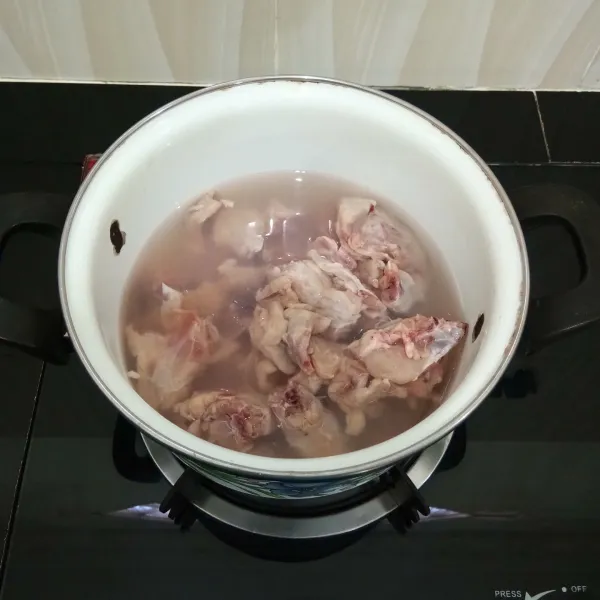 Rebus tulang ayam dengan secukupnya air hingga mendidih.