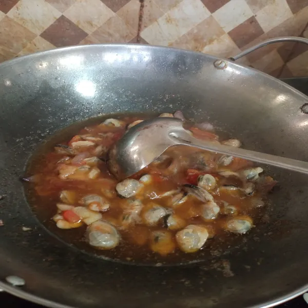 tumis dulu irisan bawang merah lalu masukan bumbu giling dan perasaan air jeruk nipis, tambahkan garam dan gula sesuai selera