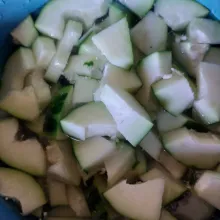 Kikis kulit pepaya muda, buang bijinya dan potong kotak.