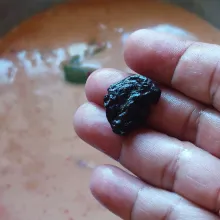 Campur santan, bumbu halus, daun kunyit dan asam kandis.