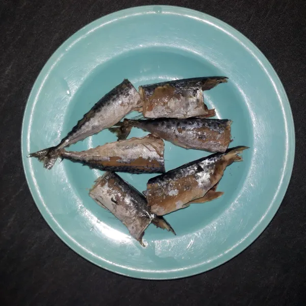 Sisihkan bagian kepala dan kotoran ikan, lalu cuci ikan salem hingga bersih.