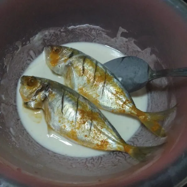 Celupkan ikan ke dalam adonan basah.