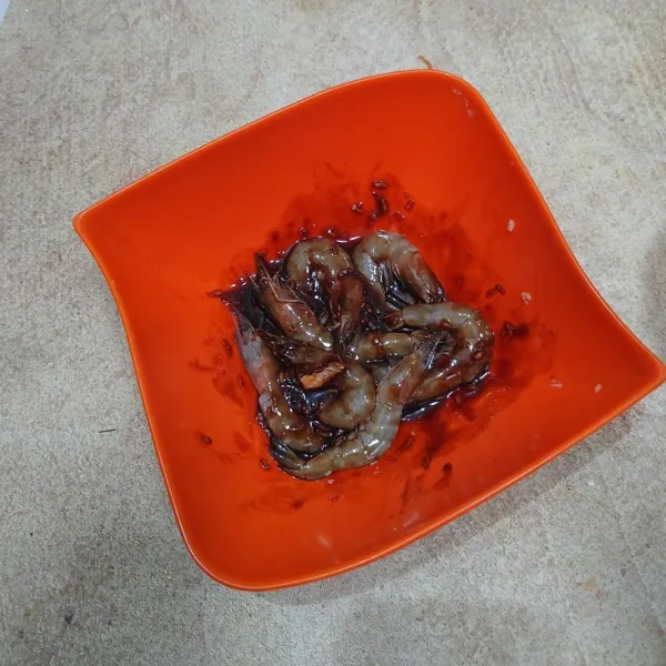 Masukan udang dan marinasi sekitar 20 menit.