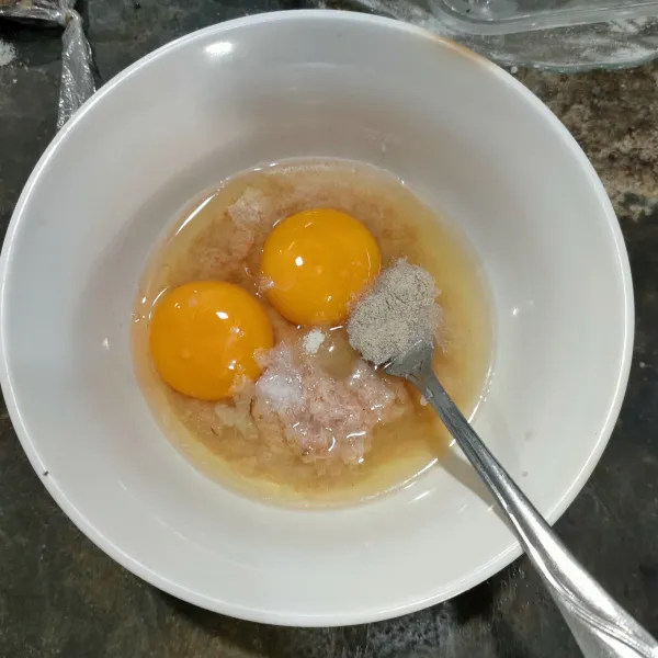 Masukkan telur ayam, garam, lada bubuk dan kaldu bubuk kedalam mangkuk kepiting.