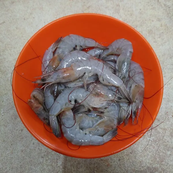 Cuci bersih udang dan buang kumis panjang nya dengan cara di gunting.