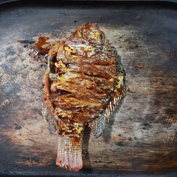 Olesi ikan mujaer dengan bumbu oles dan bakar diatas teflon