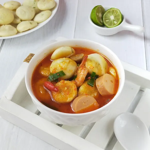 Masukkan cireng kedalam mangkok, siram dengan kuah seafood, taburkan bawang daun, cabe bubuk dan perasaan jeruk limau sajikan.