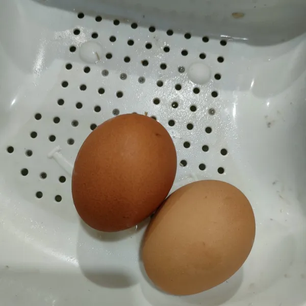 Siapkan telur ayam.