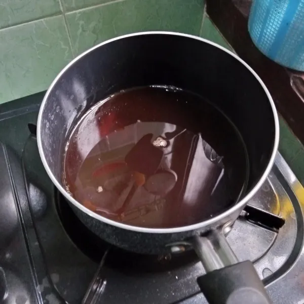Rebus gula merah hingga larut lalu saring.