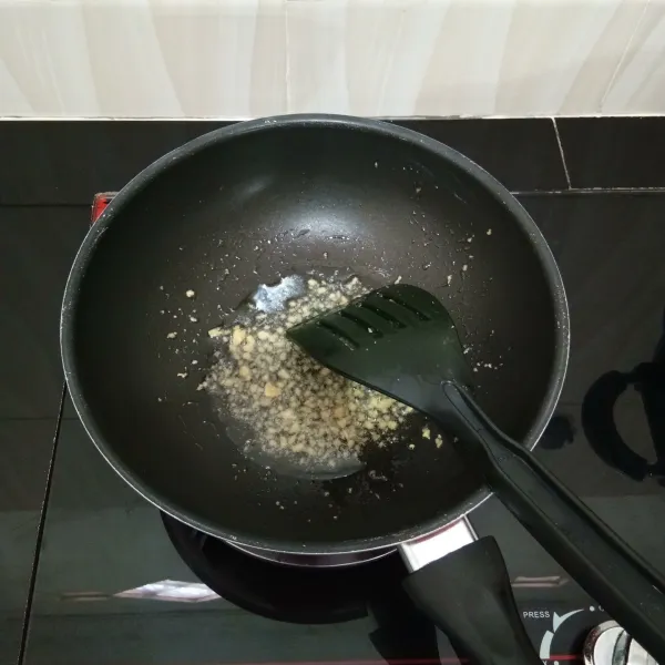 Panaskan minyak sayur. Tumis bawang putih hingga harum.