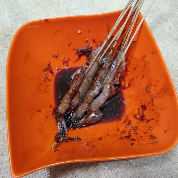 Tusuk udang dengan tusukan sate.