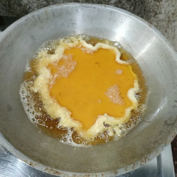 Panaskan minyak goreng, masukkan adonan, goreng sampai bagian bawah telur matang.