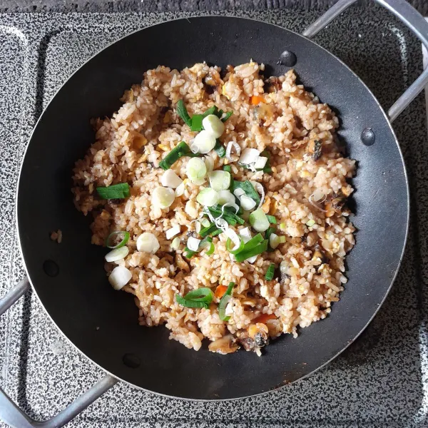 Aduk hingga bumbu rata, tambahkan irisan daun bawang.