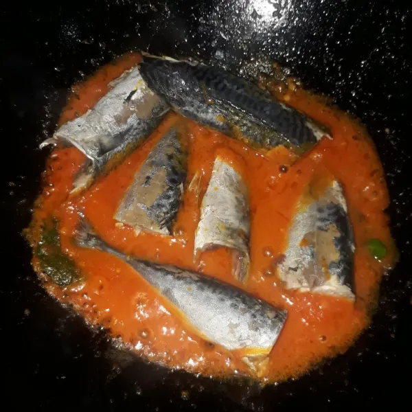 Masukkan ikan salem, aduk rata dengan bumbu.