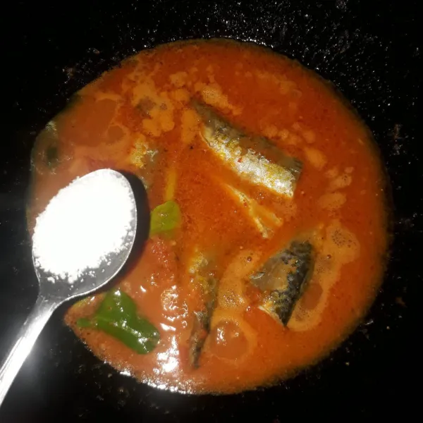 Tambahkan garam, gula dan kaldu bubuk. Masak hingga air susut dan bumbu meresap ke dalam ikan. Angkat lalu sajikan.