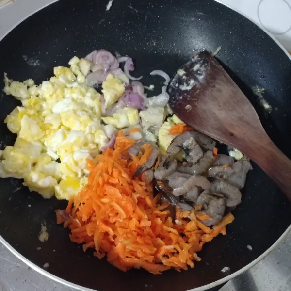 Masukkan udang dan wortel, tumis sebentar sampai udang berubah warna.