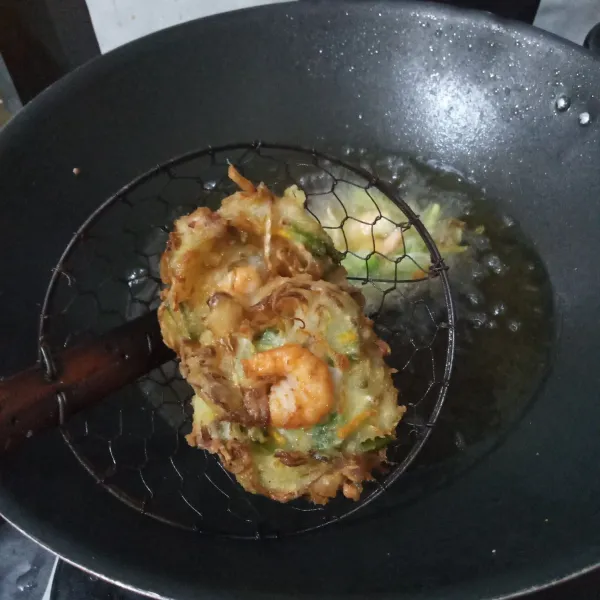 Goreng dalam minyak panas hingga matang. Angkat dan tiriskan.