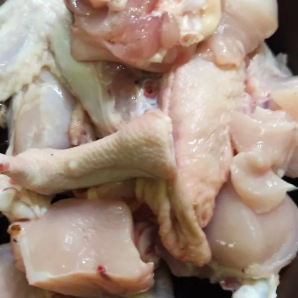 Siapkan ayam yang telah dibersihkan, tiriskan dan dipotong sesuai selera.