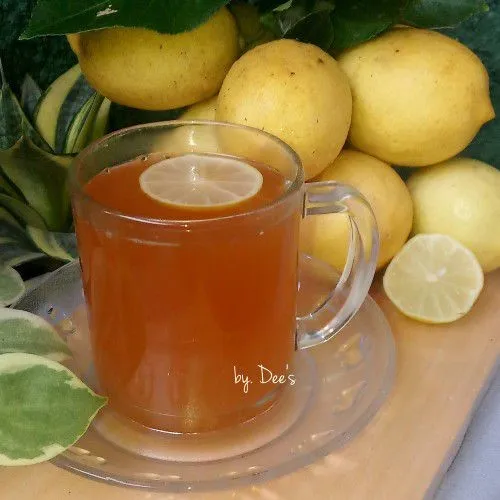 Saring wedang dalam gelas, beri perasan jeruk nipis/lemon lalu letakkan 1 potong jeruk nipis/lemon diatasnya 😉😉 enjoy.