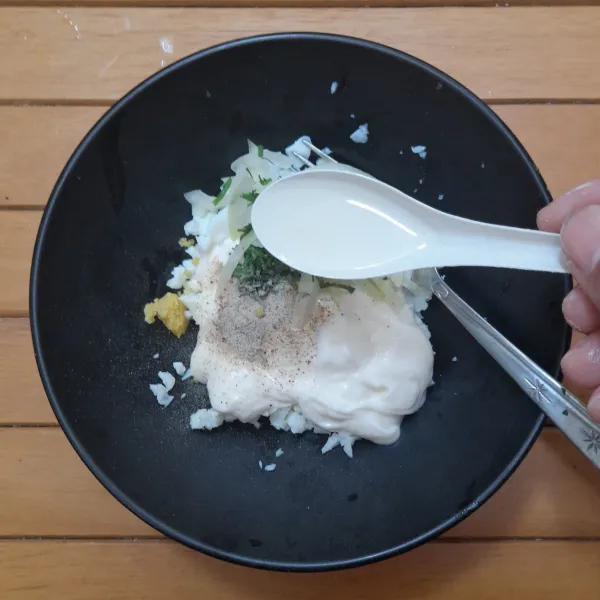 Campur putih telur dengan bahan saus lainnya lalu aduk rata.