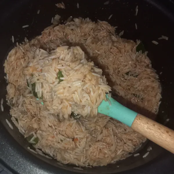 Buka presto, kemudian tambahkan garam dan kaldu jamur, aduk rata. Masukkan beras, aduk kembali, tutup panci presto, tunggu hingga air meresap ke dalam beras.