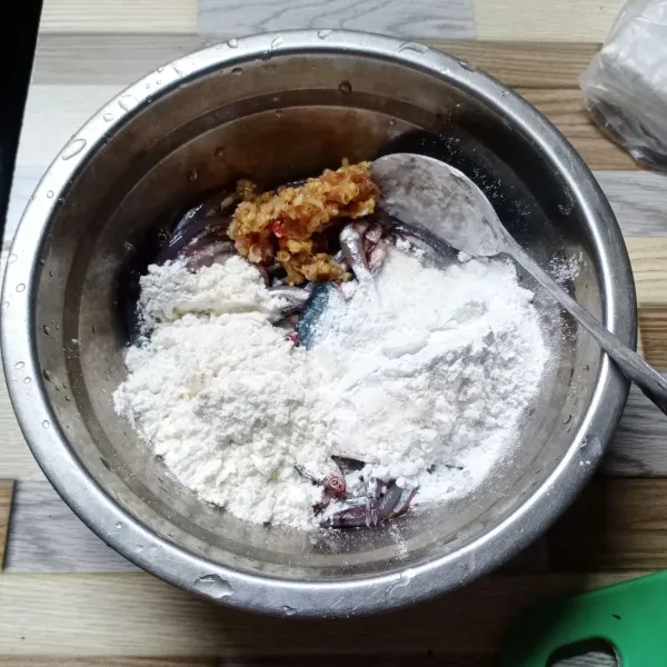 Kemudian masukkan bumbu halus kedalam wadah teri. Masukkan juga terigu, tepung beras, garam dan kaldu bubuk.