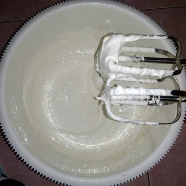 Mixer gula, telur, vanili dan Sp sampai putih mengembang dan kental berjejak.