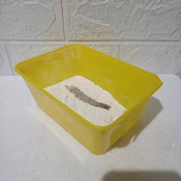 Campurkan semua bahan tepung serbaguna. Baluri udang dengan tepung