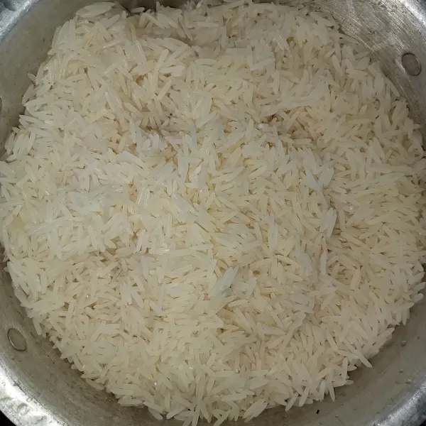 Cuci bersih beras kemudian tiriskan.