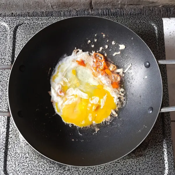 Masukkan telur, buat orak arik.