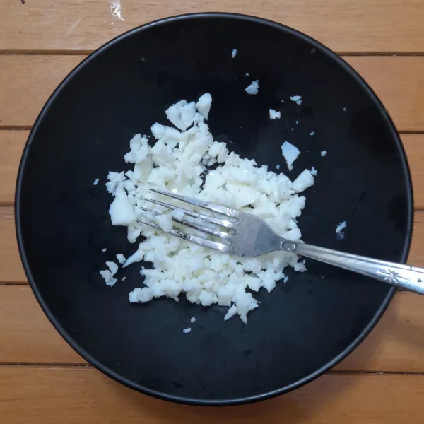 Saus mayonais : putih telur rebus dihancurkan dengan garpu.