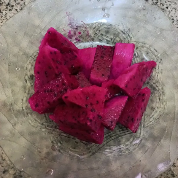 Potong-potong juga buah naga, sisihkan.