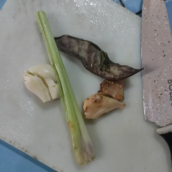 Geprek bawang putih, serai dan jahe.