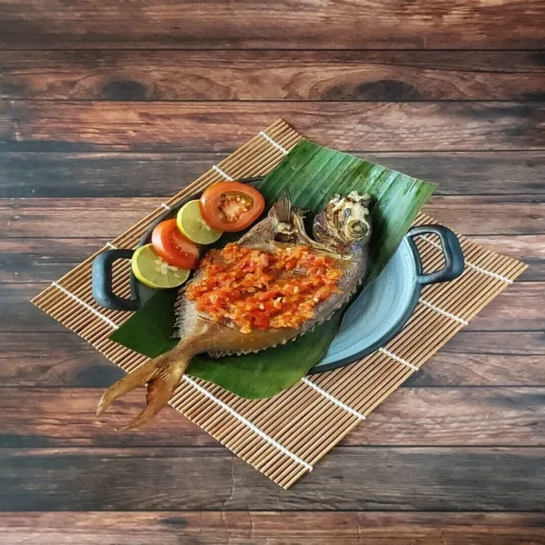Tata ikan diatas wadah saji, kemudian letakkan sambal diatas ikan. Siap disajikan. Biasanya masyarakat Papua menyajikannya dengan singkong rebus.
