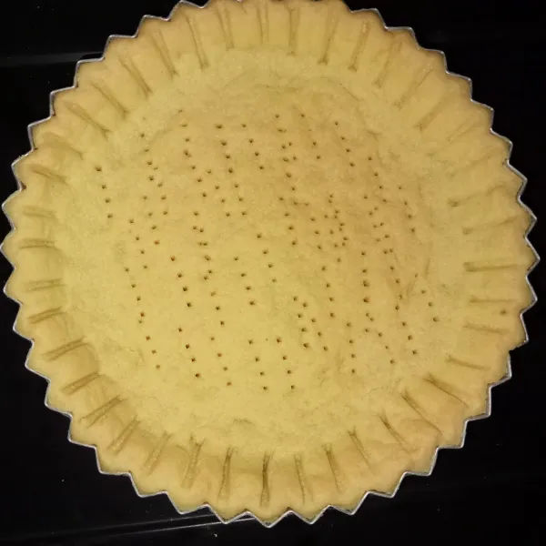 Pipihkan diatas loyang pie yang sudah di olesi margarin.
