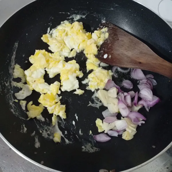 Panaskan butter, goreng telur orak arik, lalu tumis bumbu sampai harum.
