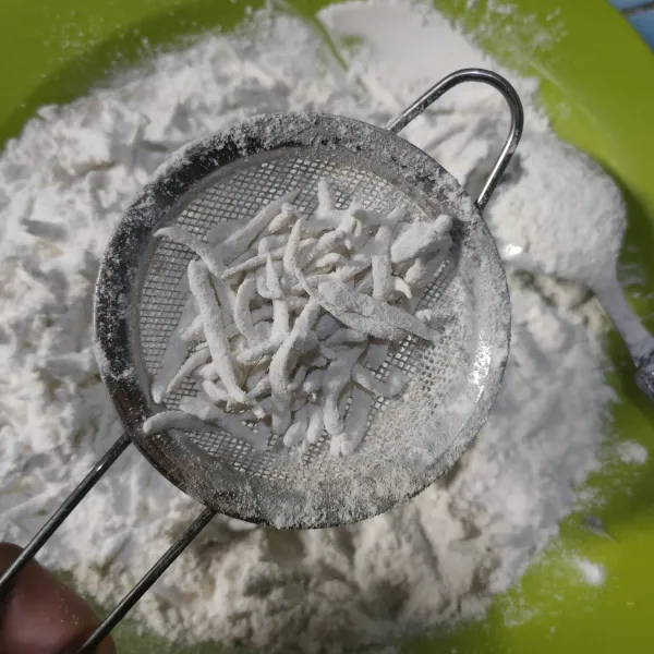 Saring agar tepung yang tidak menempel bisa tersaring.