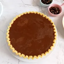 Tuang Panna Cotta di atas kulit pie. Tunggu hingga Panna Cotta mulai mengeras. Masukkan ke dalam kulkas 30 menit supaya dingin.