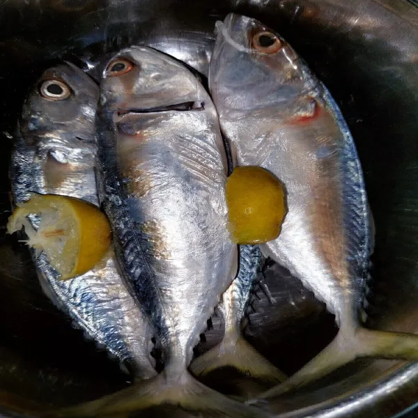 Cuci bersih ikan, buang insang dan isi perutnya, kemudian beri perasan jeruk nipis. Diamkan sekitar 10mnt