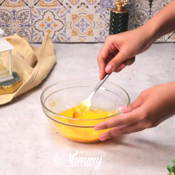 Dalam mangkuk, bumbui telur dengan garam dan lada. Kocok hingga tercampur rata. Goreng telur hingga matang di kedua sisi.