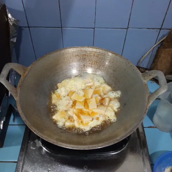 Panaskan minyak, goreng campuran telur sampai matang merata. Angkat, sisihkan.
