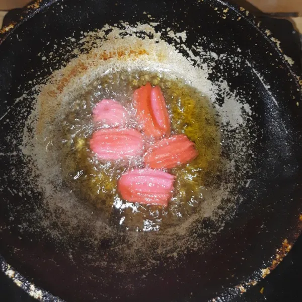 Panaskan minyak, cetak adonan menggunakan spuit. 
Goreng sambil dibolak-balik.