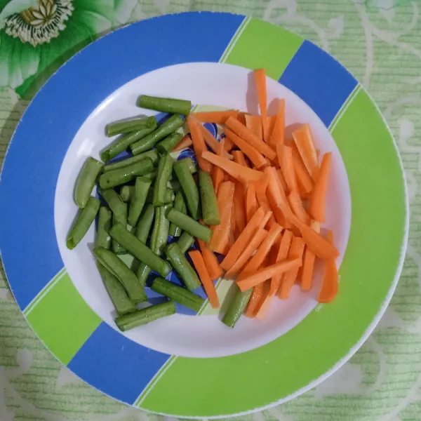 Kupas wortel cuci bersih potong mrmanjang. Cuci buncis dan potong-potong.