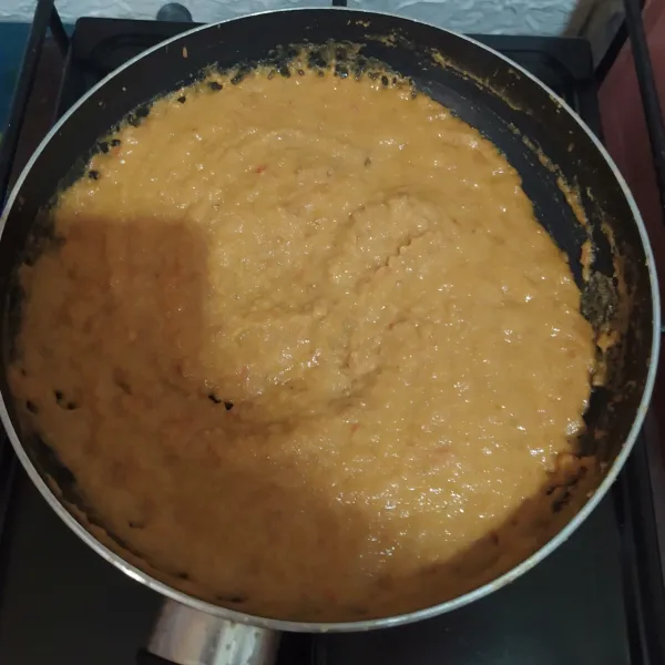 Tuang ke dalam panci atau frypan, tuang sisa air lalu masak sambil diaduk-aduk hingga tanak dan air menyusut.
Angkat dan dinginkan.