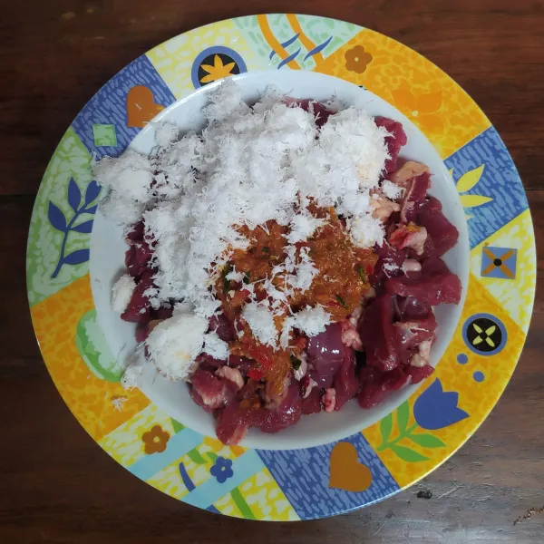 Campur bumbu dengan kelapa parut dan daging sambil agak diremas.
Diamkan selama 1 jam.
Tusuk-tusuk dengan tusukan sate.