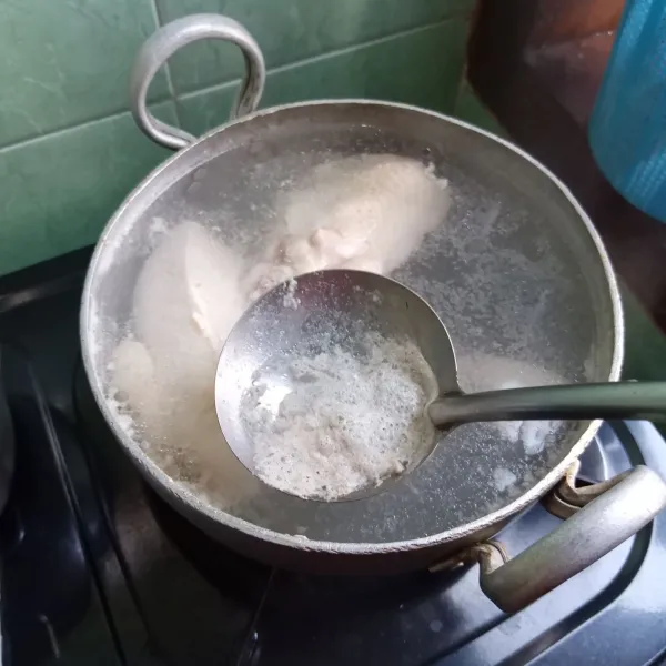 Cuci bersih ayam lalu rebus. Buang busa dari rebusan ayam.