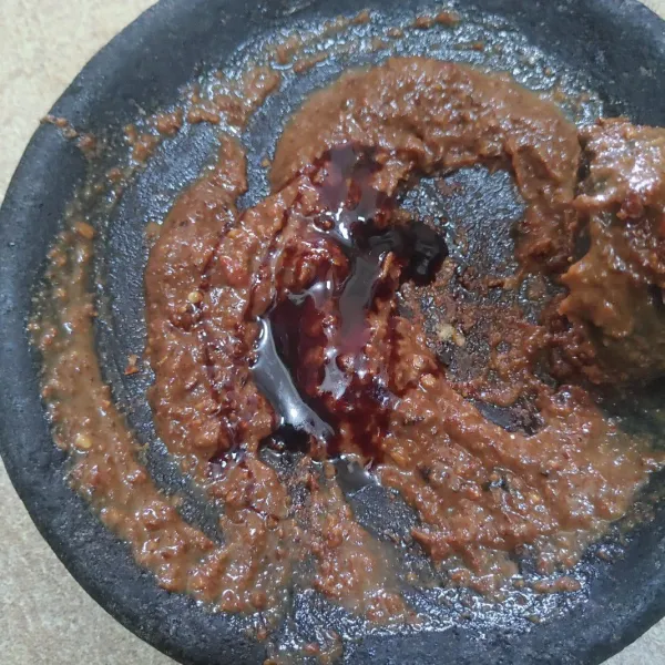 Terakhir masukan kecap manis, aduk hingga tercampur rata.